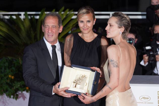 Vincent Lindon - Julia Ducournau - Agathe Rousselle CELEBRITES : 74 eme Festival de Cannes - Remise des prix - Cannes - 17 07 2021 NorbertScanella PanoramiC 