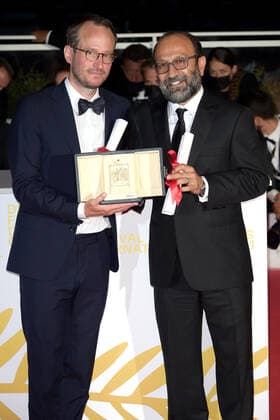 Cannes Filmfestival - Großer Preis der Jury für A Hero von Asghar Farhadi 74th Cannes Film Festival, Photocall Palme D Or Winner. Pictured Juho Kuosmanen and Asghar Farhadi pose with the Grand Prix  Copyright: xSimonexComix xIPAx xCannesxpoolx