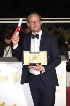 Cannes Filmfestival - Großer Preis der Jury für A Hero von Asghar Farhadi 74th Cannes Film Festival, Photocall Palme D Or Winner. Pictured Juho Kuosmanen pose with the Grand Prix  Copyright: xSimonexComix xIPAx xCannesxpoolx