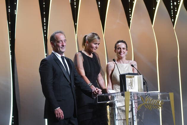 74eme Festival International du Film de Cannes. Ceremonie de cloture. 74th Cannes Film Festival. Closing ceremony. 270386 2021-07-17 Lindon, Vincent; Ducournau, Julia; Rousselle, Agathe  Copyright: xTerencexBaelenx STAR_270386_002
