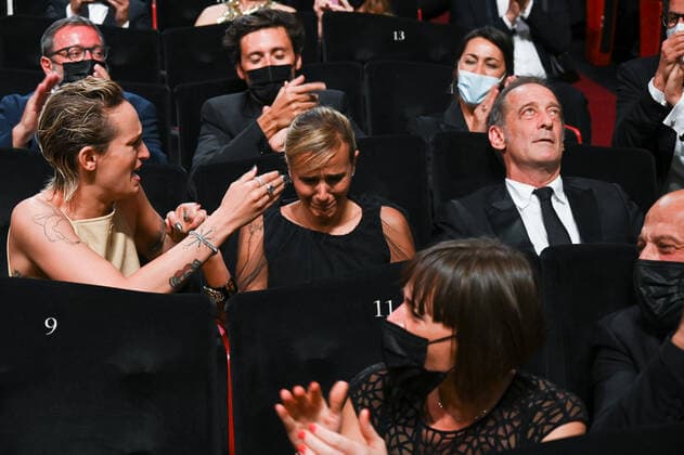 74eme Festival International du Film de Cannes. Ceremonie de cloture. 74th Cannes Film Festival. Closing ceremony. 270386 2021-07-17 Lindon, Vincent; Ducournau, Julia; Rousselle, Agathe  Copyright: xTerencexBaelenx STAR_270386_009
