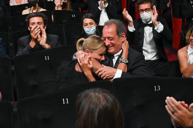 74eme Festival International du Film de Cannes. Ceremonie de cloture. 74th Cannes Film Festival. Closing ceremony. 270386 2021-07-17 Lindon, Vincent; Ducournau, Julia  Copyright: xTerencexBaelenx STAR_270386_022