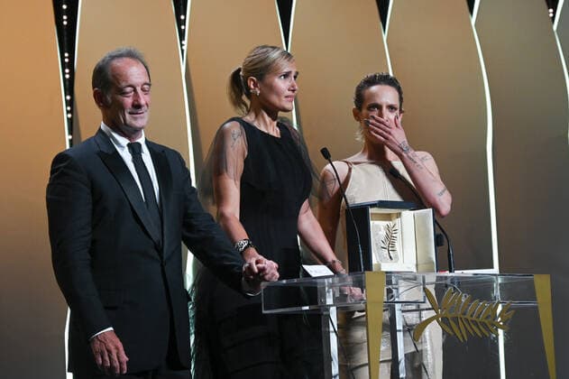 74eme Festival International du Film de Cannes. Ceremonie de cloture. 74th Cannes Film Festival. Closing ceremony. 270386 2021-07-17 Lindon, Vincent; Ducournau, Julia; Rousselle, Agathe  Copyright: xTerencexBaelenx STAR_270386_040