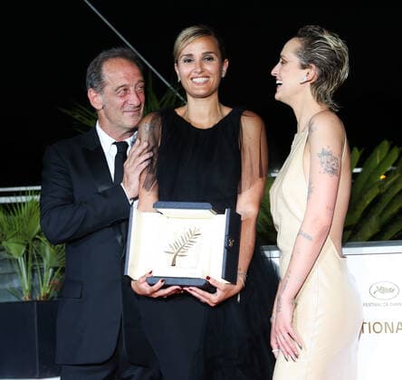 74th Cannes Film Festival. Photocall of the awards winners. Vincent Lindon and Agathe Rousselle with director Julia Ducourneau wins the Palme d or for the film Titane . 270388 2021-07-06 Cannes France Lindon, Vincent; Ducournau, Julia; Rousselle, Agathe  Copyright: xIsabellexVautierx xStarfacex STAR_270388_012