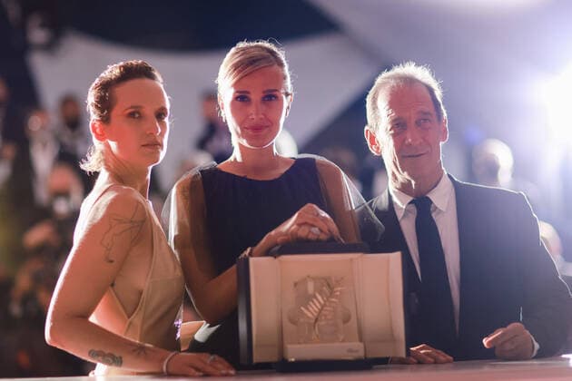 Entertainment Themen der Woche KW28 Entertainment Bilder des Tages 74eme Festival International du Film de cannes. Photoall des Palmes. 74th Cannes Film Festival. Photocall of the awards winners. Director Julia Ducourneau wins the Palme d or for the film Titane . 270387 2021-07-17 Cannes France Lindon, Vincent; Ducournau, Julia; Rousselle, Agathe  Copyright: xTerencexBaelenx STAR_270387_009