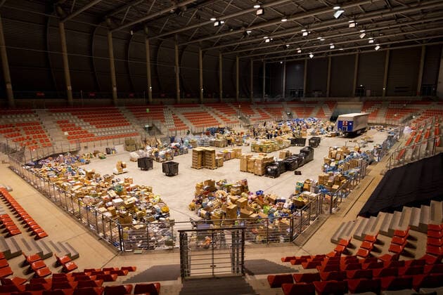 Overwhelming flood relief donation campaign in aid of the victims of the flood disaster in North Rhine-Westphalia and Rhineland-Palatinate from 14 07 2021 at the collection point in the Bitburger Event Center at the Nürburgring, 17 07 2021 Hundreds of helpers sort and pack the donations in kind so that they quickly reach flood victims Nürburg Nürburgring Rhineland-Palatinate Germany