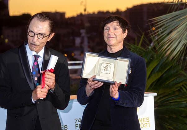 July 17, 2021, Ron Mael and Russell Mael pose with the Best Director Award in the name of Leos Carax for Annette during the 74th Annual Cannes Film Festival at Palais des Festivals in Cannes, France, on 17 July 2021. Photo: - ZUMAm179 20210717_zep_m179_144 Copyright: xAlecxMichaelx