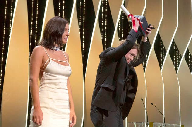 Adele Exarchopoulos and Caleb Landry Jones with the award for best actor in Nitram at the awards ceremony at the Festival de Cannes 2021 74 Cannes International Film Festival at the Palais des Festivals Cannes, 17 07 2021 Foto:xR.xWagnerx xFuturexImage