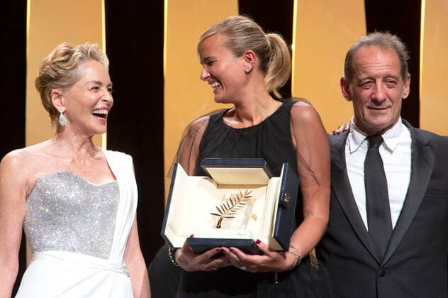 Sharon Stone and Julia Ducournau with the Palme dOr for best film Titane and Vincent Lindon at the awards ceremony at the Festival de Cannes 2021 74 Cannes International Film Festival at the Palais des Festivals Cannes, 17 07 2021 Foto:xR.xWagnerx xFuturexImage