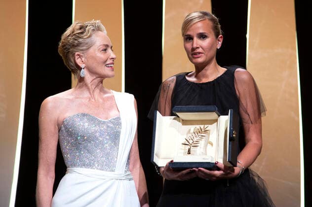 Sharon Stone and Julia Ducournau with the Palme dOr for best film Titane at the awards ceremony at the Festival de Cannes 2021 74 Cannes International Film Festival at the Palais des Festivals Cannes, 17 07 2021 Foto:xR.xWagnerx xFuturexImage