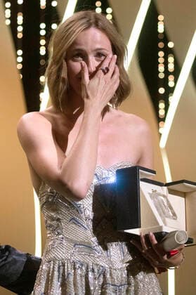 Renate Reinsve with the award for best actress in Verdens verste menneske at the award ceremony at the Festival de Cannes 2021 74 Cannes International Film Festival at the Palais des Festivals Cannes, 17 07 2021 Foto:xR.xWagnerx xFuturexImage