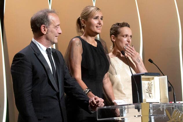 Vincent Lindon, Julia Ducournau with the Palme dOr for best film Titane and Agathe Rousselle at the awards ceremony at the Festival de Cannes 2021 74 Cannes International Film Festival at the Palais des Festivals Cannes, 17 07 2021 Foto:xR.xWagnerx xFuturexImage