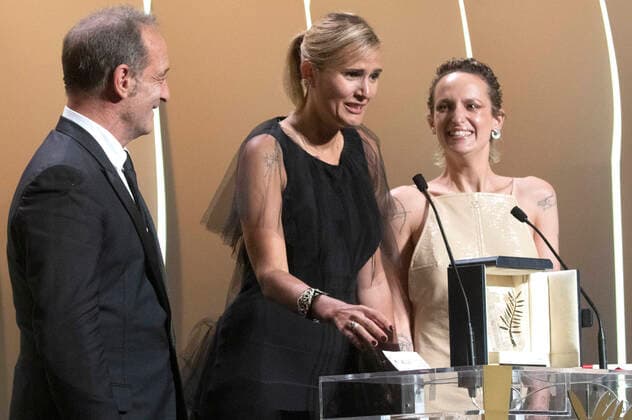 Vincent Lindon, Julia Ducournau with the Palme dOr for best film Titane and Agathe Rousselle at the awards ceremony at the Festival de Cannes 2021 74 Cannes International Film Festival at the Palais des Festivals Cannes, 17 07 2021 Foto:xR.xWagnerx xFuturexImage