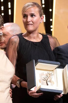 Julia Ducournau with the Palme dOr for the best film Titane at the awards ceremony at the Festival de Cannes 2021 74 Cannes International Film Festival at the Palais des Festivals Cannes, 17 07 2021 Foto:xR.xWagnerx xFuturexImage