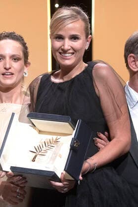 Julia Ducournau with the Palme dOr for the best film Titane at the awards ceremony at the Festival de Cannes 2021 74 Cannes International Film Festival at the Palais des Festivals Cannes, 17 07 2021 Foto:xR.xWagnerx xFuturexImage