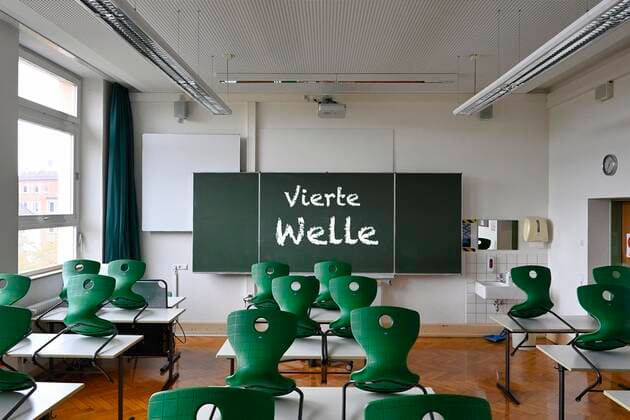 Board with inscription FOURTH WAVE, classroom, Corona crisis, Germany, Europe Copyright: imageBROKER/MichaelxWeber iblimw06970218.jpg