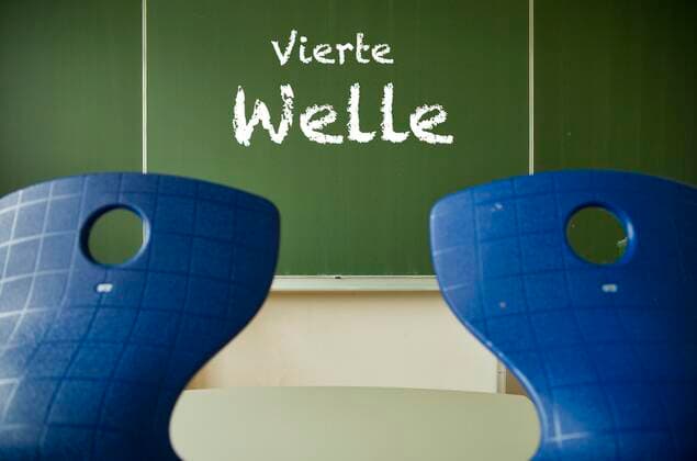 Board with inscription FOURTH WAVE, classroom, Corona crisis, Germany, Europe Copyright: imageBROKER/MichaelxWeber iblimw06970223.jpg