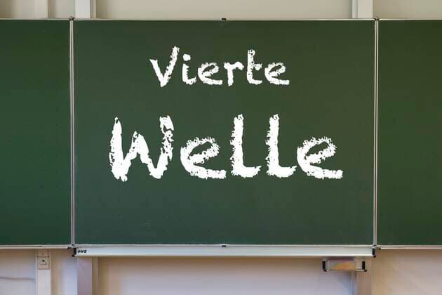 Board with inscription FOURTH WAVE, classroom, Corona crisis, Germany, Europe Copyright: imageBROKER/MichaelxWeber iblimw06970228.jpg
