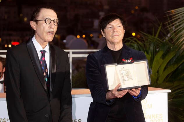 Ron Mael and Russell Mael with the prize for Leos Carax for the best direction of Annette at the photocall of the winners at the Festival de Cannes 2021 74 Cannes International Film Festival at the Palais des Festivals Cannes, 17 07 2021 Foto:xR.xWagnerx xFuturexImage