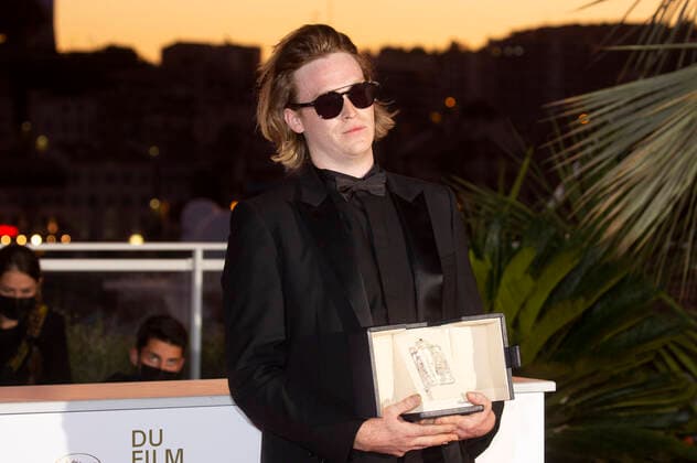 Caleb Landry Jones with the award for best actor in NItram at the photocall of the winners at the Festival de Cannes 2021 74 Cannes International Film Festival at the Palais des Festivals Cannes, 17 07 2021 Foto:xR.xWagnerx xFuturexImage