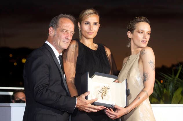 Vincent Lindon, Julia Ducournau with the Palme dOr for Best Film Titane and Agathe Rousselle at the Photocall of the Laureates at the Festival de Cannes 2021 74 Cannes International Film Festival at the Palais des Festivals Cannes, 17 07 2021 Foto:xR.xWagnerx xFuturexImage