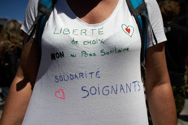 Coronavirus in Frankreich, Impfgegner protestieren in Toulouse Protest Against The Health Pass And The Near Mandatory Vaccination A protester shows her shirt reading Freedom of choice, no to the health pass, solidatiry with nurses . Thousands of people protested in Toulouse and elsewhere in France against the near mandatory vaccination and against the health pass after the Macron s speech on July 12th. Macron announced the health pass will be mandatory for going in public places such as cafes, theates, concerts hall, shops, public transportation (train, bus, tramway), etc. The delay between the first jab and the health pass obtention will be five weeks. But the prohibition for public spaces for non-vaccinated people will go on August 1st. Some say its alike apartheid and 2nd class citizens. Toulouse. Copyright: xAlainxPittonx
