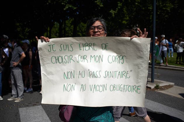 Coronavirus in Frankreich, Impfgegner protestieren in Toulouse Protest Against The Health Pass And The Near Mandatory Vaccination A woman shows a sheet reading I m free to choice for my body, no to the health pass, no to the mandatory vaccine . Thousands of people protested in Toulouse and elsewhere in France against the near mandatory vaccination and against the health pass after the Macron s speech on July 12th. Macron announced the health pass will be mandatory for going in public places such as cafes, theates, concerts hall, shops, public transportation (train, bus, tramway), etc. The delay between the first jab and the health pass obtention will be five weeks. But the prohibition for public spaces for non-vaccinated people will go on August 1st. Some say its alike apartheid and 2nd class citizen Copyright: xAlainxPittonx