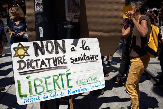Coronavirus in Frankreich, Impfgegner protestieren in Toulouse Protest Against The Health Pass And The Near Mandatory Vaccination A placard reads No to the dictatorship, Vaccine freedom . Thousands of people protested in Toulouse and elsewhere in France against the near mandatory vaccination and against the health pass after the Macron s speech on July 12th. Macron announced the health pass will be mandatory for going in public places such as cafes, theates, concerts hall, shops, public transportation (train, bus, tramway), etc. The delay between the first jab and the health pass obtention will be five weeks. But the prohibition for public spaces for non-vaccinated people will go on August 1st. Some say its alike apartheid and 2nd class citizens. Toulouse. France. July 17th 2021 Toulouse France pit  Copyright: xAlainxPittonx