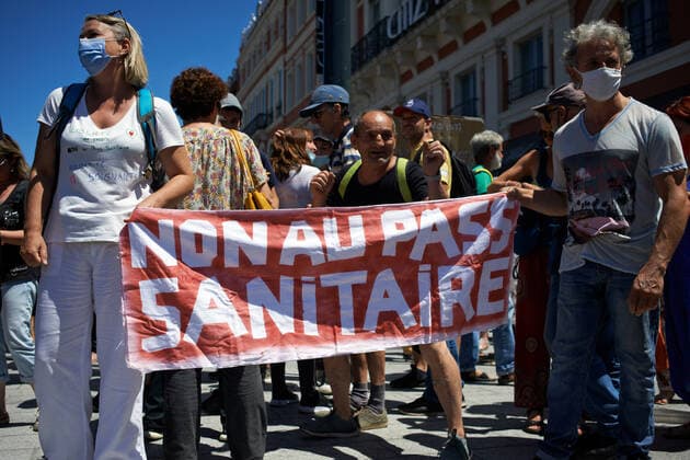 Coronavirus in Frankreich, Impfgegner protestieren in Toulouse Protest Against The Health Pass And The Near Mandatory Vaccination Protesters hold a banner reading no to the health pass . Thousands of people protested in Toulouse and elsewhere in France against the near mandatory vaccination and against the health pass after the Macron s speech on July 12th. Macron announced the health pass will be mandatory for going in public places such as cafes, theates, concerts hall, shops, public transportation (train, bus, tramway), etc. The delay between the first jab and the health pass obtention will be five weeks. But the prohibition for public spaces for non-vaccinated people will go on August 1st. Some say its alike apartheid and 2nd class citizens. Toulouse. France. July 17th 2021 Toulouse France pitt  Copyright: xAlainxPittonx