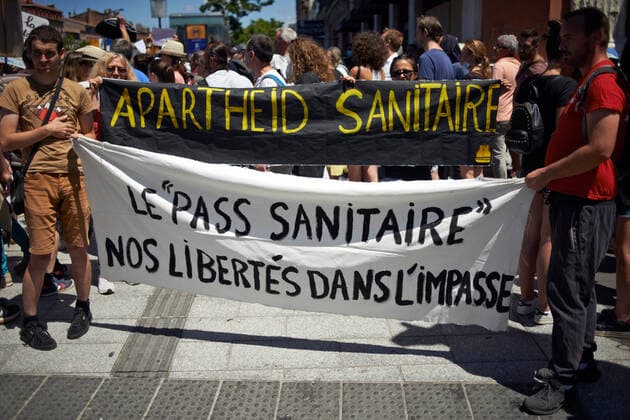 Coronavirus in Frankreich, Impfgegner protestieren in Toulouse Protest Against The Health Pass And The Near Mandatory Vaccination Protesters hold banners reading Health pass, our freedoms in a dead end and Health aprtheid . Thousands of people protested in Toulouse and elsewhere in France against the near mandatory vaccination and against the health pass after the Macron s speech on July 12th. Macron announced the health pass will be mandatory for going in public places such as cafes, theates, concerts hall, shops, public transportation (train, bus, tramway), etc. The delay between the first jab and the health pass obtention will be five weeks. But the prohibition for public spaces for non-vaccinated people will go on August 1st. Some say its alike apartheid and 2nd class citizens. Toulouse. France  Copyright: xAlainxPittonx