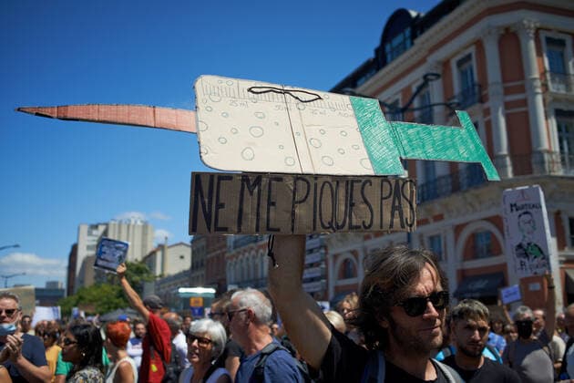 Coronavirus in Frankreich, Impfgegner protestieren in Toulouse Protest Against The Health Pass And The Near Mandatory Vaccination A protester holds a giant syringe reading Don t jab me . Thousands of people protested in Toulouse and elsewhere in France against the near mandatory vaccination and against the health pass after the Macron s speech on July 12th. Macron announced the health pass will be mandatory for going in public places such as cafes, theates, concerts hall, shops, public transportation (train, bus, tramway), etc. The delay between the first jab and the health pass obtention will be five weeks. But the prohibition for public spaces for non-vaccinated people will go on August 1st. Some say its alike apartheid and 2nd class citizens. Toulouse. France. July 17th 2021 Toulouse France pitt  Copyright: xAlainxPittonx