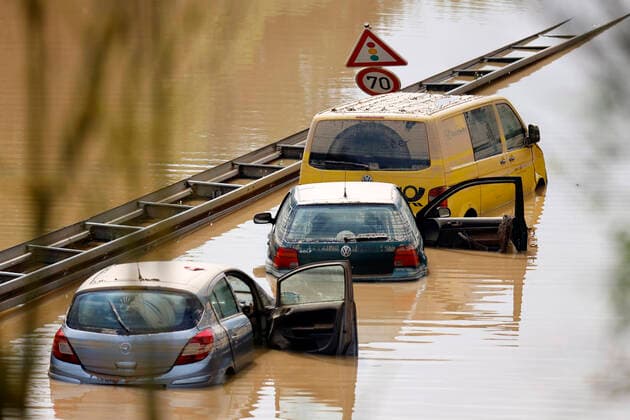 After the flood disaster in the Erftkreis, the cleanup work continues In the recovery work of the destroyed cars in Erftstadt Liblar, sonar, Bundeswehr tanks and divers are also used They check the massively damaged vehicles on the B256 Luxemburger Straße The drivers Foto:xC.xHardtx xFuturexImage