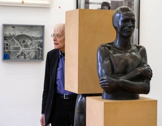Timm Ulrichs hinter seiner Skulptur Im Sockel - vom Sockel (1981 90) mit dem Bronzeabguss seines Körpers, Haus am Lützowplatz, Berlin, 8.7.2020 *** Timm Ulrichs behind his sculpture Im Sockel vom Sockel 1981 90 with the bronze cast of his body, Haus am Lützowplatz, Berlin, 8 7 2020