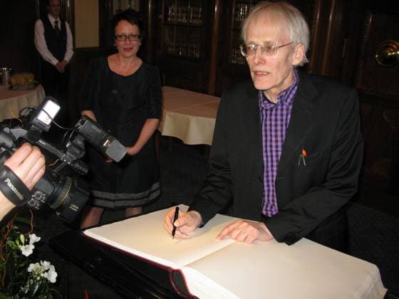 Ursula Neugebauer, Timm Ulrichs, der sich anlässlich seines 70. Geburtstags in das Goldene Buch der Stadt Hannover einträgt: Â»Lebenslänglich: 50 Jahre Wohn-Haft in HannoverÂ«, 31.3.2010 *** Ursula Neugebauer, Timm Ulrichs, who signs the Golden Book of the City of Hanover on the occasion of his 70th birthday Â Lebenslänglich 50 Jahre Wohn Haft in HannoverÂ , 31 3 2010