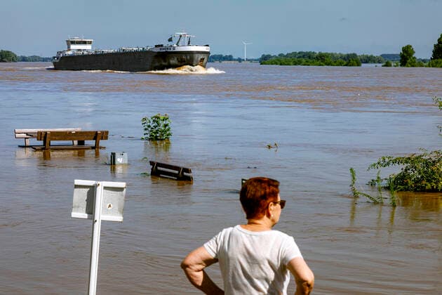 High water after heavy rain on the Rhine in Xanten, here at the restaurant Zur Rheinfähre Xanten