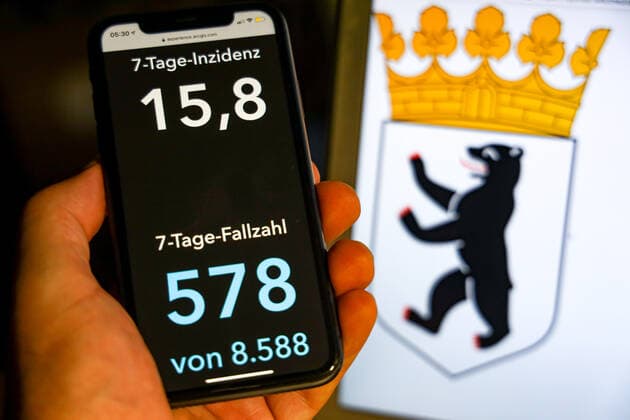 Coronavirus in Germany Covid 19 Dashboard of the Robert Koch Institute DEU, Germany, Berlin, 19 07 2021 The 7-day incidence for the state Cases last 7 days 100 000 PE is displayed on an iPhone, with the state coat of arms in the background.