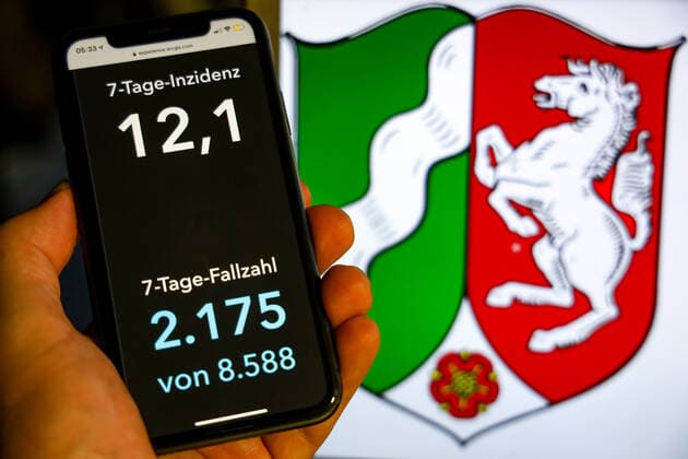 Coronavirus in Germany Covid 19 Dashboard of the Robert Koch Institute DEU, Germany, North Rhine Westphalia, 19 07 2021 The 7-day incidence for the state Cases last 7 days 100 000 PE is displayed on an iPhone, with the state coat of arms in the background.