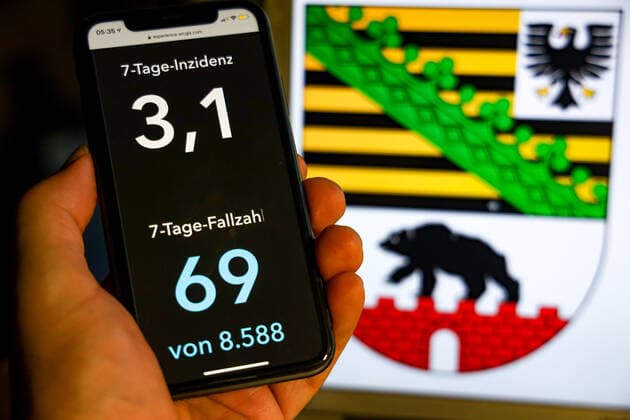 Coronavirus in Germany Covid 19 Dashboard of the Robert Koch Institute DEU, Germany, Saxony Anhalt, 19 07 2021 The 7-day incidence for the state Cases last 7 days 100 000 PE is displayed on an iPhone, with the state coat of arms in the background.