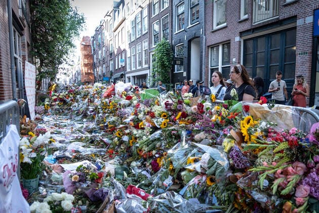 Bilder des Jahres 2021, News 07 Juli News Themen der Woche KW29 News Themen der Woche KW28 News Bilder des Tages Memorials For Famous Dutch Crime Reporter Peter R. De Vries Flowers, candles and other attributes at the place where Peter R. de Vries was shot, in Amsterdam, Netherlands, on July 18, 2021. Dutch crime reporter Peter R. de Vries was shot in Amsterdam on the 8th of July. Amsterdam Netherlands brak-notitle210718_npJ2p  Copyright: xOscarxBrakx