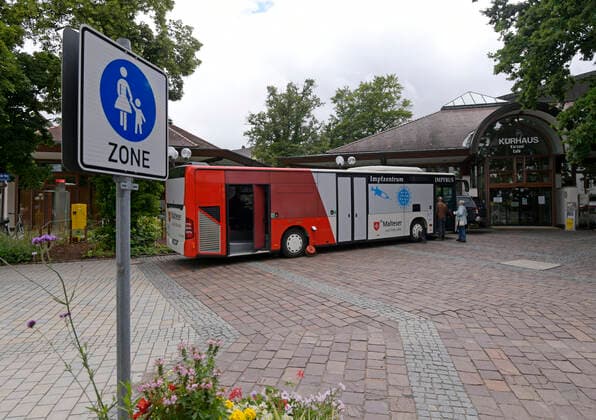 19 07 2021, Special vaccination campaign with the vaccination bus of the Unterallgäu Corona vaccination centre in Bad Wörishofen, here the bus is in the middle of the town, at the Kurhaus Bad Wörishofen, centrally located 19 07 2021, Vaccination bus of the vaccination centre Unterallgäu 19 07 2021, Vaccination bus of the vaccination centre Unterallgäu