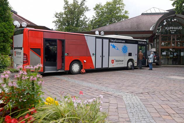 19 07 2021, Special vaccination campaign with the vaccination bus of the Unterallgäu Corona vaccination centre in Bad Wörishofen, here the bus is in the middle of the town, at the Kurhaus Bad Wörishofen, centrally located 19 07 2021, Vaccination bus of the vaccination centre Unterallgäu 19 07 2021, Vaccination bus of the vaccination centre Unterallgäu