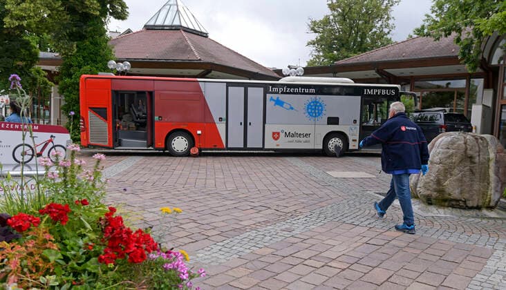 19 07 2021, Special vaccination campaign with the vaccination bus of the Unterallgäu Corona vaccination centre in Bad Wörishofen, here the bus is in the middle of the town, at the Kurhaus Bad Wörishofen, centrally located 19 07 2021, Vaccination bus of the vaccination centre Unterallgäu 19 07 2021, Vaccination bus of the vaccination centre Unterallgäu