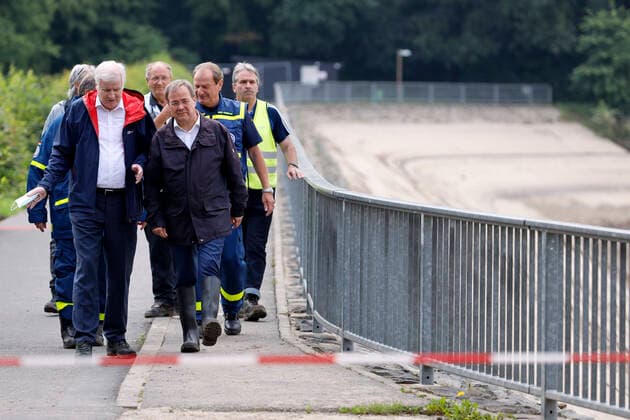 Horst Seehofer and Armin Laschet visit the Steinbach dam in the district of Euskirchen to get an idea of the tense situation at the dam and to thank the helpers from the police, THW, Bundeswehr and fire brigade for their tireless efforts In the picture Armin Laschet and Horst Seehofer at the dam Kirchheim, 19 07 2021 Foto:xC.xHardtx xFuturexImage
