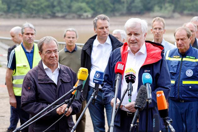 Bilder des Jahres 2021, News 07 Juli News Themen der Woche KW29 News Bilder des Tages Armin Laschet und Horst Seehofer besuchen die Steinbachtalsperre im Kreis Euskirchen, um sich ein Bild von der angespannten Lage am Damm zu machen und den Helfern von Polizei, THW, Bundeswehr und Feuerwehr für ihren unermüdlichen Einsatz zu danken. Kirchheim, 19.07.2021 *** Armin Laschet and Horst Seehofer visit the Steinbach dam in the district of Euskirchen to get an idea of the tense situation at the dam and to thank the helpers from the police, THW, Bundeswehr and fire brigade for their tireless efforts Kirchheim, 19 07 2021 Foto:xC.xHardtx xFuturexImage