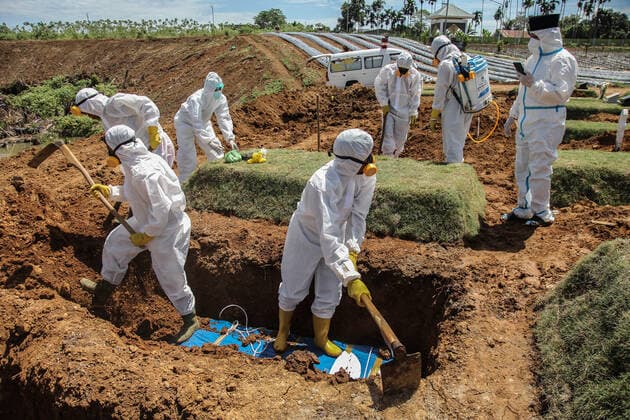 Burials Of Covid-19 Victims In Indonesia Funeral workers bury the coffins of Covid-19 victims at a cemetery on July 19, 2021 in Medan, Indonesia. Indonesia has become the new epicenter of the pandemic, surpassing India and Brazil to become the country with the worlds highest count of new infections as the number of confirmed cases. Medan Indonesia damanik-notitle210719_np78l  Copyright: xIvanxDamanikx
