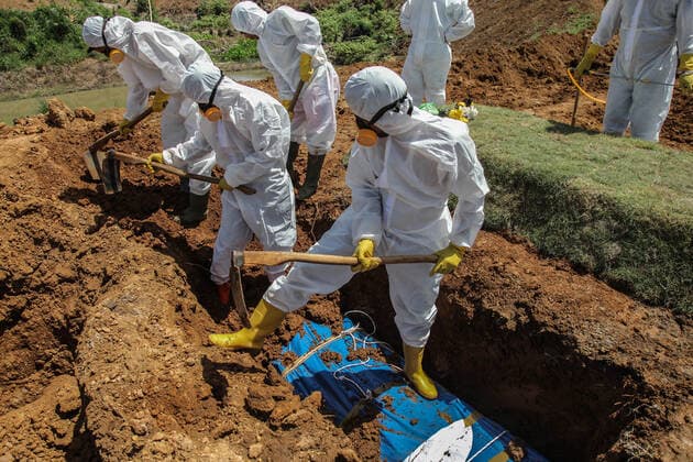 Burials Of Covid-19 Victims In Indonesia Funeral workers bury the coffins of Covid-19 victims at a cemetery on July 19, 2021 in Medan, Indonesia. Indonesia has become the new epicenter of the pandemic, surpassing India and Brazil to become the country with the worlds highest count of new infections as the number of confirmed cases. Medan Indonesia damanik-notitle210719_npFNo  Copyright: xIvanxDamanikx