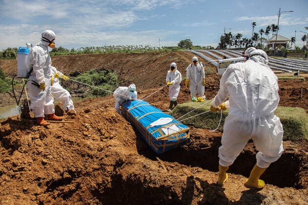 Bilder des Jahres 2021, News 07 Juli News Themen der Woche KW29 News Bilder des Tages Burials Of Covid-19 Victims In Indonesia Funeral workers bury the coffins of Covid-19 victims at a cemetery on July 19, 2021 in Medan, Indonesia. Indonesia has become the new epicenter of the pandemic, surpassing India and Brazil to become the country with the worlds highest count of new infections as the number of confirmed cases. Medan Indonesia damanik-notitle210719_npJqG  Copyright: xIvanxDamanikx