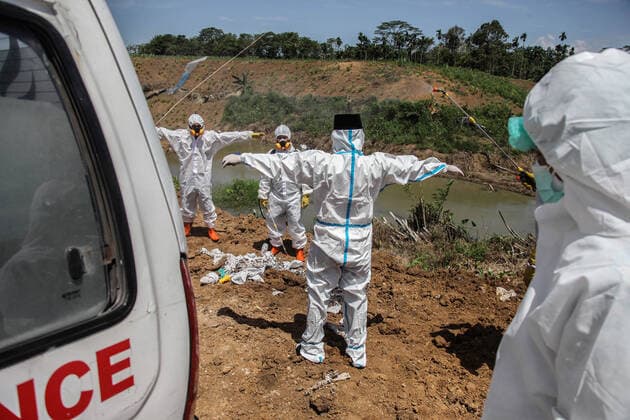 Burials Of Covid-19 Victims In Indonesia Funeral workers spray disinfectant during burying Covid-19 victims at a cemetery on July 19, 2021 in Medan, Indonesia. Indonesia has become the new epicenter of the pandemic, surpassing India and Brazil to become the country with the worlds highest count of new infections as the number of confirmed cases. Medan Indonesia damanik-notitle210719_np6GC  Copyright: xIvanxDamanikx