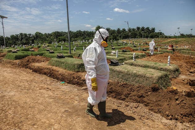 Burials Of Covid-19 Victims In Indonesia Funeral workers stand beside graves during burying Covid-19 victims at a cemetery on July 19, 2021 in Medan, Indonesia. Indonesia has become the new epicenter of the pandemic, surpassing India and Brazil to become the country with the worlds highest count of new infections as the number of confirmed cases. Medan Indonesia damanik-notitle210719_npA02  Copyright: xIvanxDamanikx