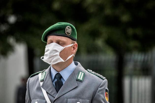 Corona protective mask does not fit correctly on a Bundeswehr soldier of the Guard Battalion Europe, Berlin Federal Minister of Defence Annegred Kramp Karrenbauer receives her Estonian counterpart Kalle Laanet for her official inaugur